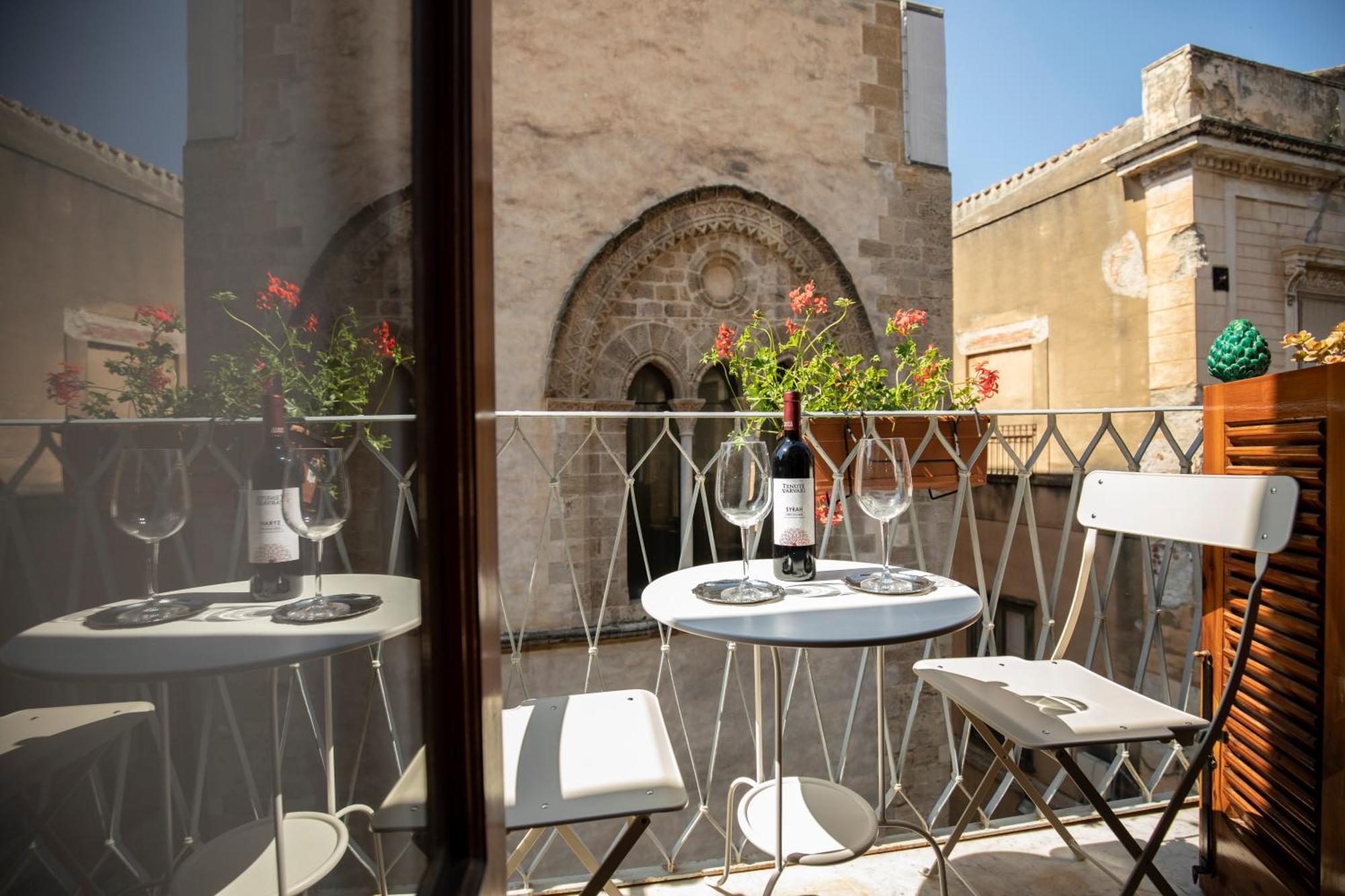 Familyholidays La Finestra Di Fronte Cefalu Bagian luar foto